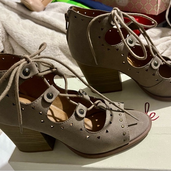 BKE Shoes - Women’s BKE Sole Gray Lace Up Heel Suede Sandal Size 8